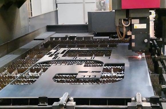 写真：レーザー作業風景